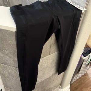 Black cropped workout leggings with pockets